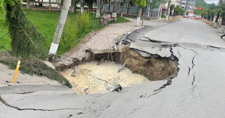 Marturia unui barbat din Slanic, intors acasa dupa surparea strazii: Pana acum doua zile usa statea deschisa