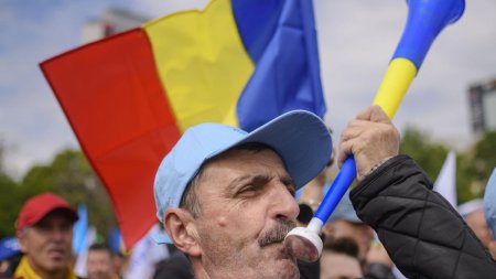 Protest in Piata Victoriei. Angajati din mai multe structuri ale statului vor salarii mai mari