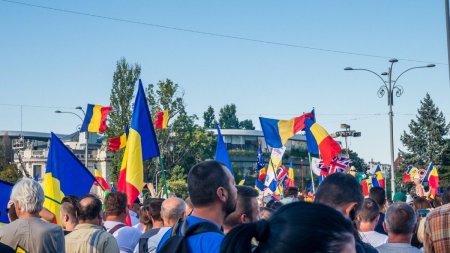 Bugetarii din mai multe institutii ale statului protesteaza in Piata Victoriei din Bucuresti, joi: Cerem o salarizare decenta