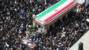 O multime uriasa de oameni s-a adunat sa-i aduca un ultim omagiu lui Raisi la funeraliile de la Teheran. GALERIE FOTO