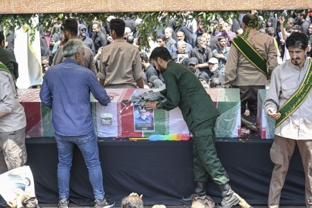 Ultima zi de funeralii in Iran. Presedintele Ebrahim Raisi, inmormantat in orasul-sfant Mashad