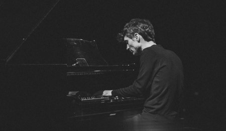 Pianistul Andrei Irimia continua turneul „Lights & Shadows” in 10 orase