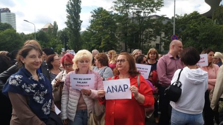 Un nou protest al angajatilor Guvernului. Salariatii au iesit in strada in timp ce in Palatul Victoria avea loc sedinta Executivului