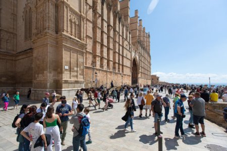 Spania atrage un numar record de turisti si se apropie de Franta, insa amplifica fenomenul de turistofobie