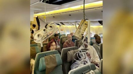 Peste 20 de pasageri din avionul Singapore Airlines au traumatisme la coloana vertebrala. Care este starea pacientilor