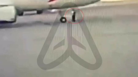 Un barbat a fost calcat de un avion pe aeroport. Si-a pierdut un picior si este in stare critica. VIDEO