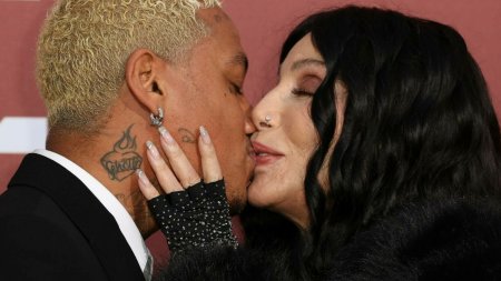 Cher si iubitul cu 40 de ani mai tanar, sarut pe covorul rosu. Cuplul a furat toate privirile | GALERIE FOTO