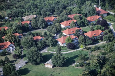 Analiza. Periferia marilor orase, tot mai tentanta din punct de vedere imobiliar. In doua comune din Romania, pretul a depasit 2.000 de euro pe metru patrat