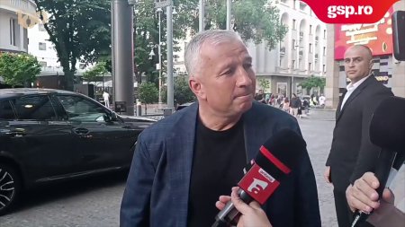 Dan Petrescu a ajuns la Hotel Radisson pentru dineul Generatiei de aur