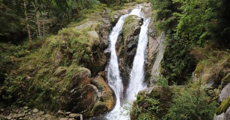 Cum arata cascada Lolaia, locul legendar din parcul national Retezat. Turistii pot acum ajunge mai usor acolo VIDEO