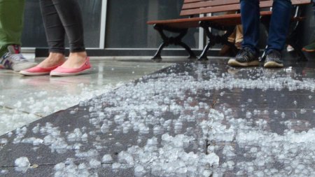 Alerta meteo imediata de furtuni si grindina in mai multe judete din tara