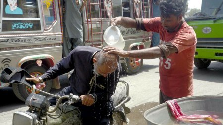 Mii de oameni spitalizati in Pakistan. Temperaturile au atins 50 grade Celsius. Caldura ca in iad