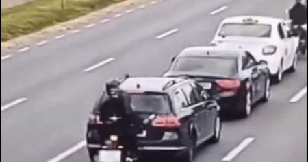 Momentul in care un motociclist loveste o masina si intra cu capul prin luneta: A fost neatent VIDEO