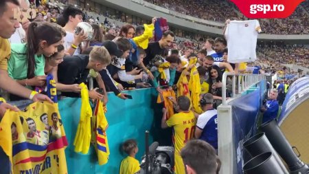 Momente emotionante la tribuna » Hagi le da autografe fanilor Hagi, nu pleca