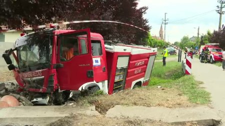 Sase pompieri din Timis au fost raniti in timp ce erau in misiune. Mergeau la un incendiu, dar s-au ciocnit cu un sofer