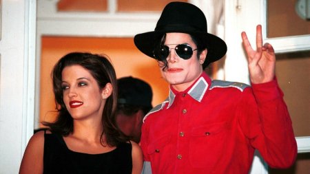 Se implinesc 30 de ani de cand Michael <span style='background:#EDF514'>JACKSON</span> si Lisa Marie Presley s-au casatorit in secret. GALERIE FOTO