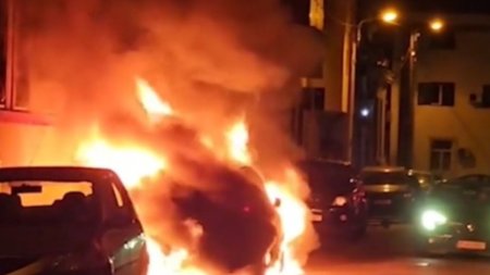 Doua autoturisme s-au facut scrum in Sectorul 2 din Bucuresti | Masinile au luat foc in timp ce erau <span style='background:#EDF514'>PARCATE</span>