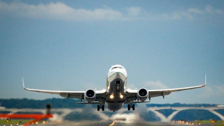 Preturile biletelor de avion, analizate de Consiliul Concurentei dupa scumpirile considerabile