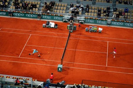 Mii de fani asista la Ronald Garros in ciuda vremii racoroase