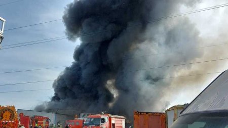 Incendiu la mai multe case din <span style='background:#EDF514'>ORASUL VOLUNTARI</span>