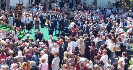 Cum a fost surprins premierul Ciolacu in patria secretarului PSD Paul Stanescu. Mii de oameni au venit la <span style='background:#EDF514'>VISINA</span> VIDEO