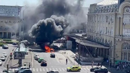 O masina a luat foc la Gara de Nord din Bucuresti. VIDEO