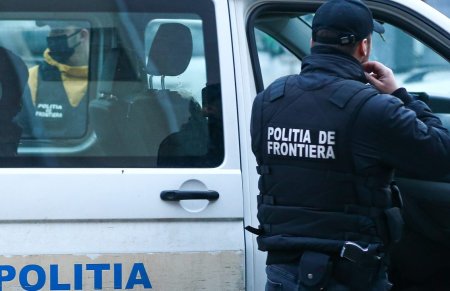 Trei ucraineni, prinsi dupa ce au trecut fraudulos granita in Romania. Unul avea un pistol cu bile de cauciuc furat de la <span style='background:#EDF514'>GRANICERI</span>