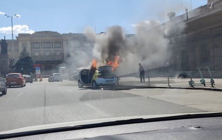 O masina a ars ca o torta in fata Garii de Nord din Capitala. VIDEO