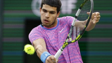 Alcaraz il zdrobeste pe Wolf si ajunge in turul doi la Roland Garros