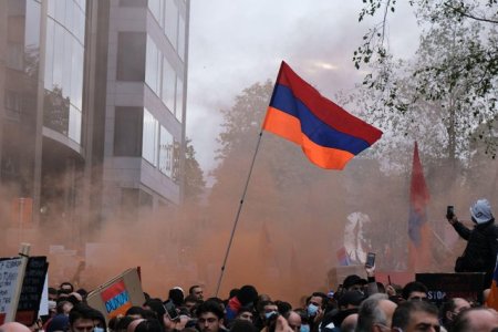 Proteste in <span style='background:#EDF514'>ARMENIA</span>: Mii de manifestanti cer demisia premierului Nikol Pachinian