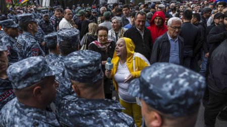 Protest de amploare in <span style='background:#EDF514'>ARMENIA</span>: Mii de manifestanti cer demisia premierului Nikol Pachinian