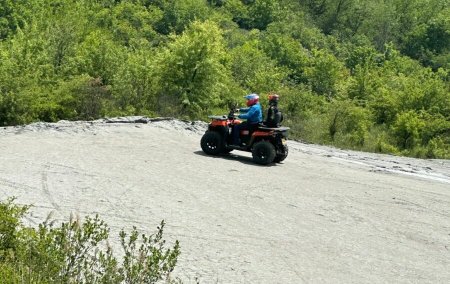 FOTO <span style='background:#EDF514'>CU ATV</span>-ul prin vulcanii noroiosi: Fierbatorile, mai putin cunoscuti si neprotejati de lege