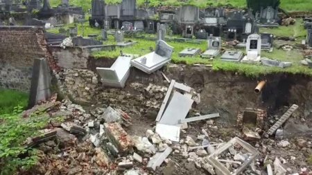 Un cimitir a luat-o la vale din cauza ploilor abundente. Oamenii au vazut ramasitele celor dragi dezgropate