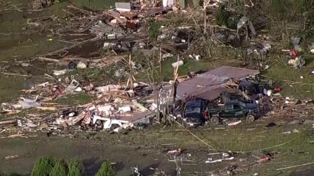 Tornadele au facut prapad in SUA. Cel putin 13 oameni au murit si 500 de case au ramas fara curent electric