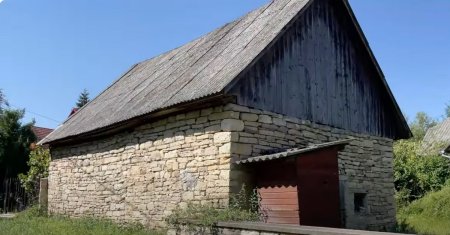 Locul unde se afla satul cu case de piatra. Este unic in Romania, iar aici inca se pastreaza farmecul anilor 1900 VIDEO