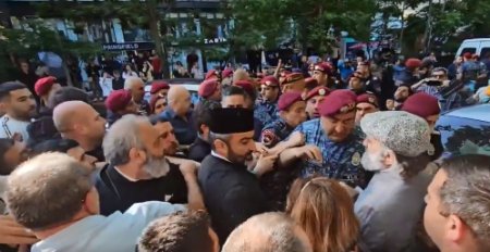 Sute de arestari in <span style='background:#EDF514'>ARMENIA</span>, dupa protestele conduse de arhiepiscopul Bagrat Galstanian, care vrea sa devina premier. Motivul manifestatiilor