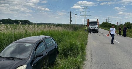 Trafic blocat in Olt, pe DJ 677. Trei masini s-au ciocnit, un copil de 12 ani a fost ranit