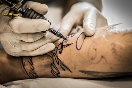 Exista o legatura intre tatuaje si cancerele limfatice? Cercetatorii indeamna la prudenta!