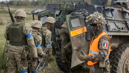 Primii instructori militari francezi ajung 