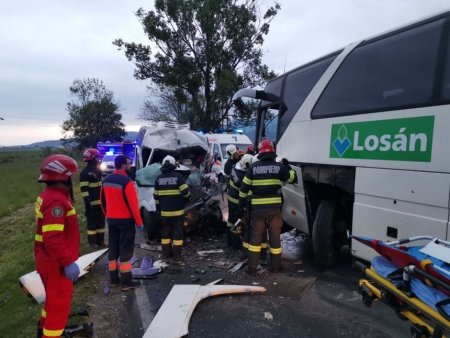 Accident intre un autobuz si o duba, intre Rasnov si <span style='background:#EDF514'>PREDEAL</span>. O persoana a murit si alte trei au fost ranite