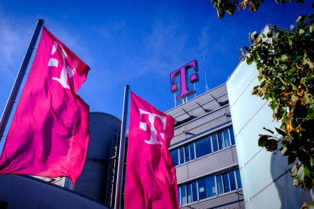 Teszari si Tomsa cumpara Telekom Romania Mobile Communications