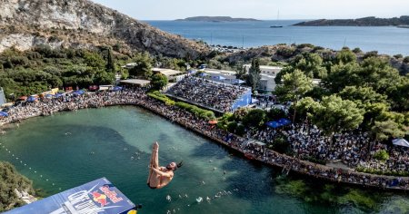 Aur pentru Constantin Popovici si cea mai buna saritura pentru Catalin Preda in prima etapa din Seria Mondiala Red Bull Cliff Diving