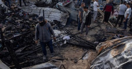 Martorii descriu scene infioratoare dupa bombardamentul israelian asupra unei tabere de corturi din Rafah: Am fost neputinciosi