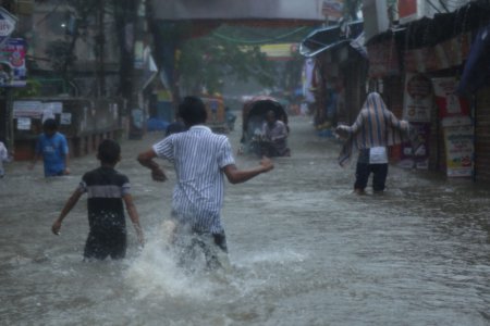 Ciclonul Remal a ucis 17 persoane in sudul Asiei. Un milion de oameni au fost evacuati din calea furtunii | VIDEO