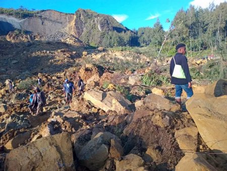 Noi evacuari in Papua Noua Guinee, dupa alunecarea de teren in care 2.000 de oameni au fost <span style='background:#EDF514'>INGROPATI DE VII</span>