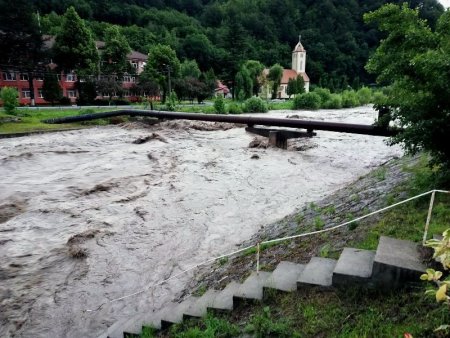 Cod galben de viituri pe rauri din 14 judete pana miercuri noaptea. Zonele vizate de avertizare