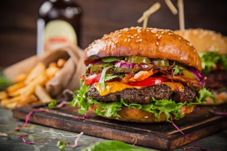 Ziua Internationala a Hamburgerului: la noi si in lume
