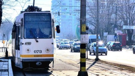 Accident intre un tramvai si o masina in zona Banu Manta, din Capitala