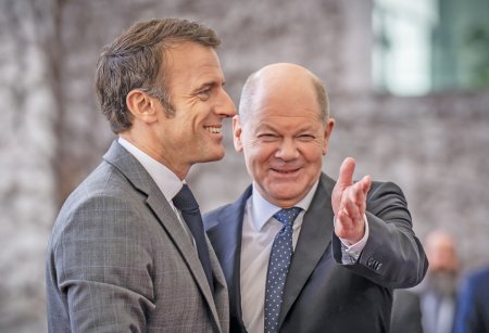 Unde-s doi, puterea creste: Macron si Scholz, considerati printre cei mai slabi lideri ai Frantei si Germaniei, pozeaza in cuplul unit care va ghida Europa muritoare prin prezentul plin de provocari istorice. Sa fie un semn de disperare?