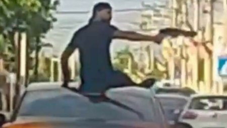 Doi indivizi s-au urcat pe capota unei masini in mers si au indreptat un pistol catre trecatori, in Teleorman | VIDEO